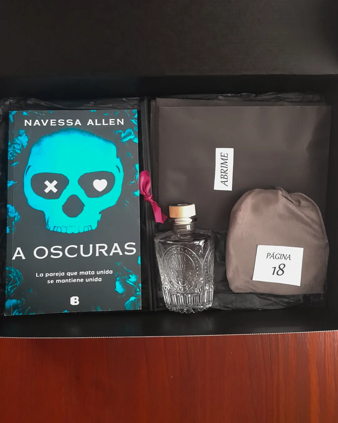 La Caja Inmersiva abierta, con el libro y los sobres cerrados